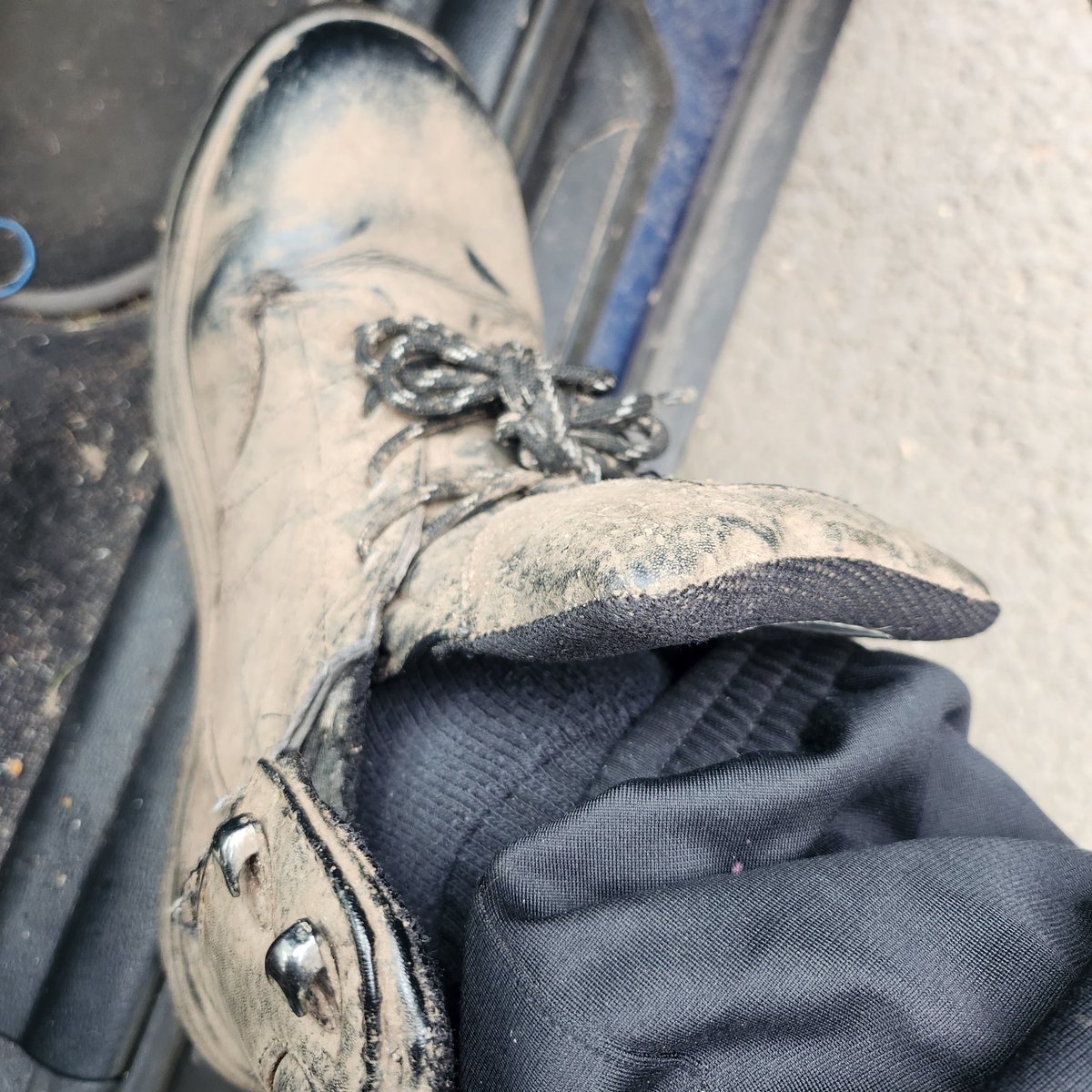 mutley_sw2's tweet photo. After 35 years of wear and tear my timberland boots have packed up.....@Timberland can they be repaired? 😆😆😆😆 https://t.co/uYemNhMDzu