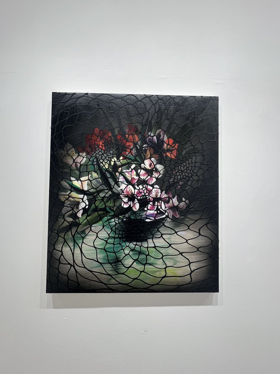 ROD GALLERYにて藤部恭代個展「PLAY」。秘密の出会いの君にお花のディスプレイが素敵なシャワールームとbedがある六本木のカラオケが出来るレストランでランチタイムにばったり出会ったような冷酷な美しさに身悶えする世界。
黒い網目からは繋がりという束縛の快感の予感。3/25迄。