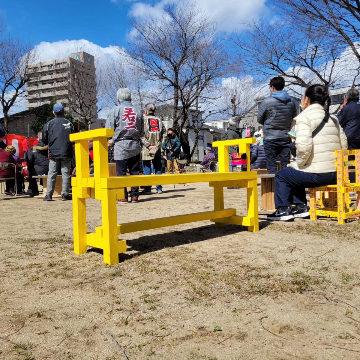 kabufami's tweet photo. 今日は若宮町の才川春まつりに参加してきました🤗✨️
風は強いけどとりあえず天候には恵まれたくさんの住民の方が来てくれました☀️🍃
今回のベンチは落書き&amp;キッチンカー飲食で使えるよう道端に設置✨

子供達も色々書いてくれて今回もにぎやなやベンチが2基完成😆
設置をお楽しみに❗ https://t.co/FWUdgZhEgW