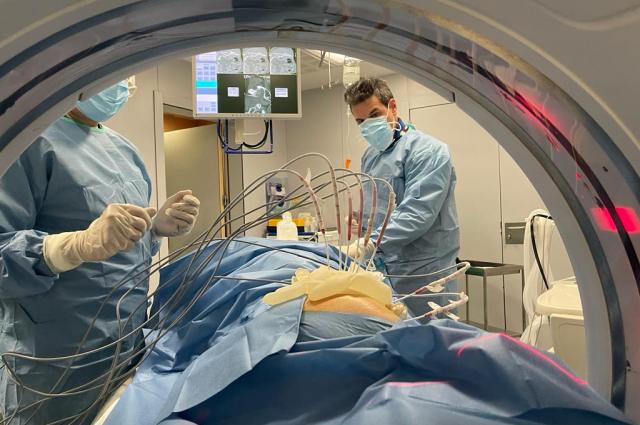 ➡️El cap clínic de la secció de Radiologia Musculoesquelètica del Servei de Diagnòstic per la Imatge de l’#hbellvitge, el Dr. Narváez, explica a <a href="/IMMedicoHosp/">IM Médico</a> els avantatges que suposa la crioablació percutània👌
ℹ️ bit.ly/3Iud6kQ
#orgullbellvitge