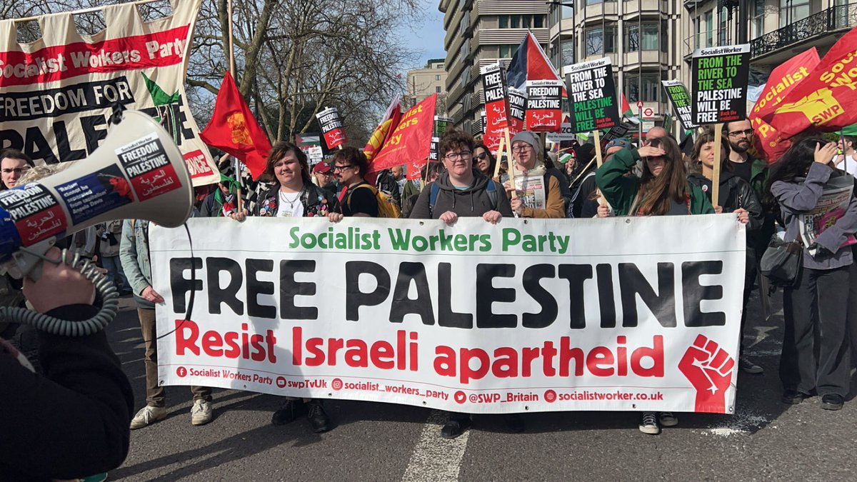 Ibrahimsmum's tweet photo. Week after week, hundred of thousands of us are protesting for a ceasefire costing the force millions. We’re in month 5 &amp; these protests just seem to be getting bigger &amp; attracting a more diverse crowd. How dare our corrupt Gov still not take any notice of us? 
🇵🇸✌🏽#CEASEFIRE_NOW https://t.co/QFSaaz9Fg4