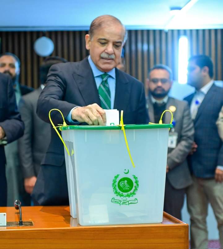 Prime Minister Shehbaz Sharif casts his vote during presidential elections being held in the National Assembly, Islamabad. @Marriyum_A @MaryamNSharif
