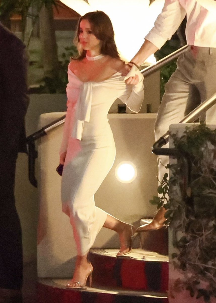 bestofbaptista's tweet photo. SHE LOOKS ABSOLUTELY GORGEOUS https://t.co/mSp8XhtxRf