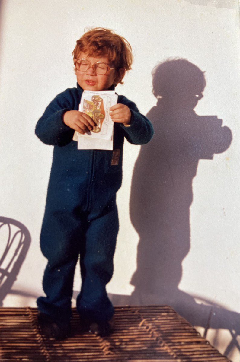 H_Ferris's tweet photo. Qué guapo era de niño, mi tía acaba de encontrar esta foto en un cajón, lo qué quiere decir que hace 40 años que no los limpiaba 🤣

Mi abuela era muy lista, cuando mis padres le endosaban al nieto, me ponía un mono como los de mecánico para que me ensuciase lo que quisiera. https://t.co/yzdFpppXrL