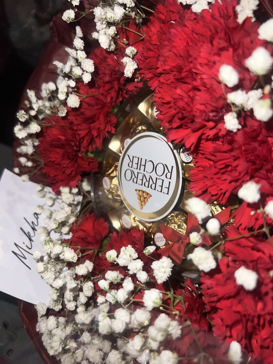 bini_mikha's tweet photo. Thank you blooms! Red Carnations are one of my faves hehe. They looked so good that I thought they were fake😭 Bibili na ako ng flower vase para sa flowers na nanggagaling sainyo🫶🏻 https://t.co/VPf4QDHZvm