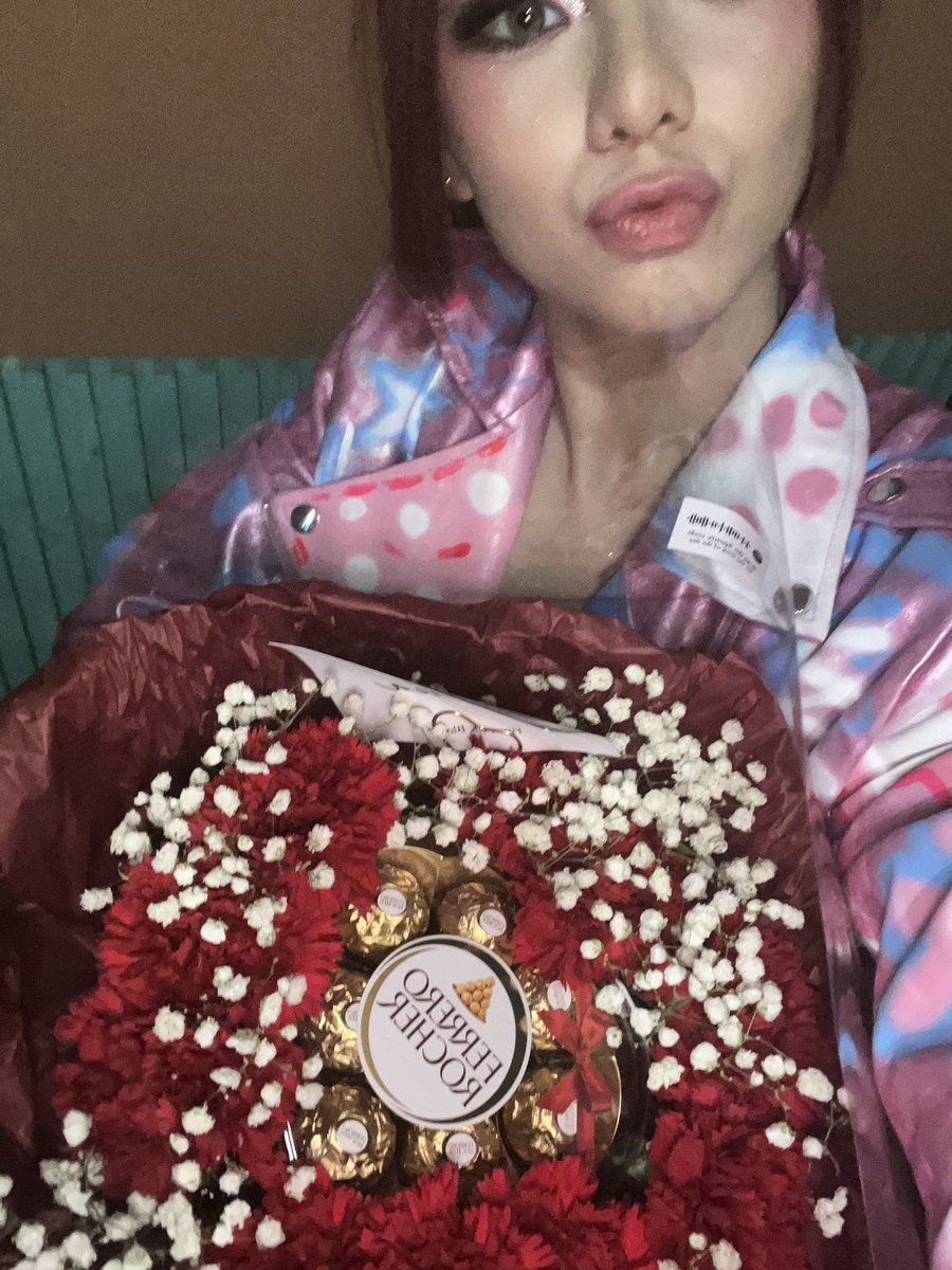 bini_mikha's tweet photo. Thank you blooms! Red Carnations are one of my faves hehe. They looked so good that I thought they were fake😭 Bibili na ako ng flower vase para sa flowers na nanggagaling sainyo🫶🏻 https://t.co/VPf4QDHZvm