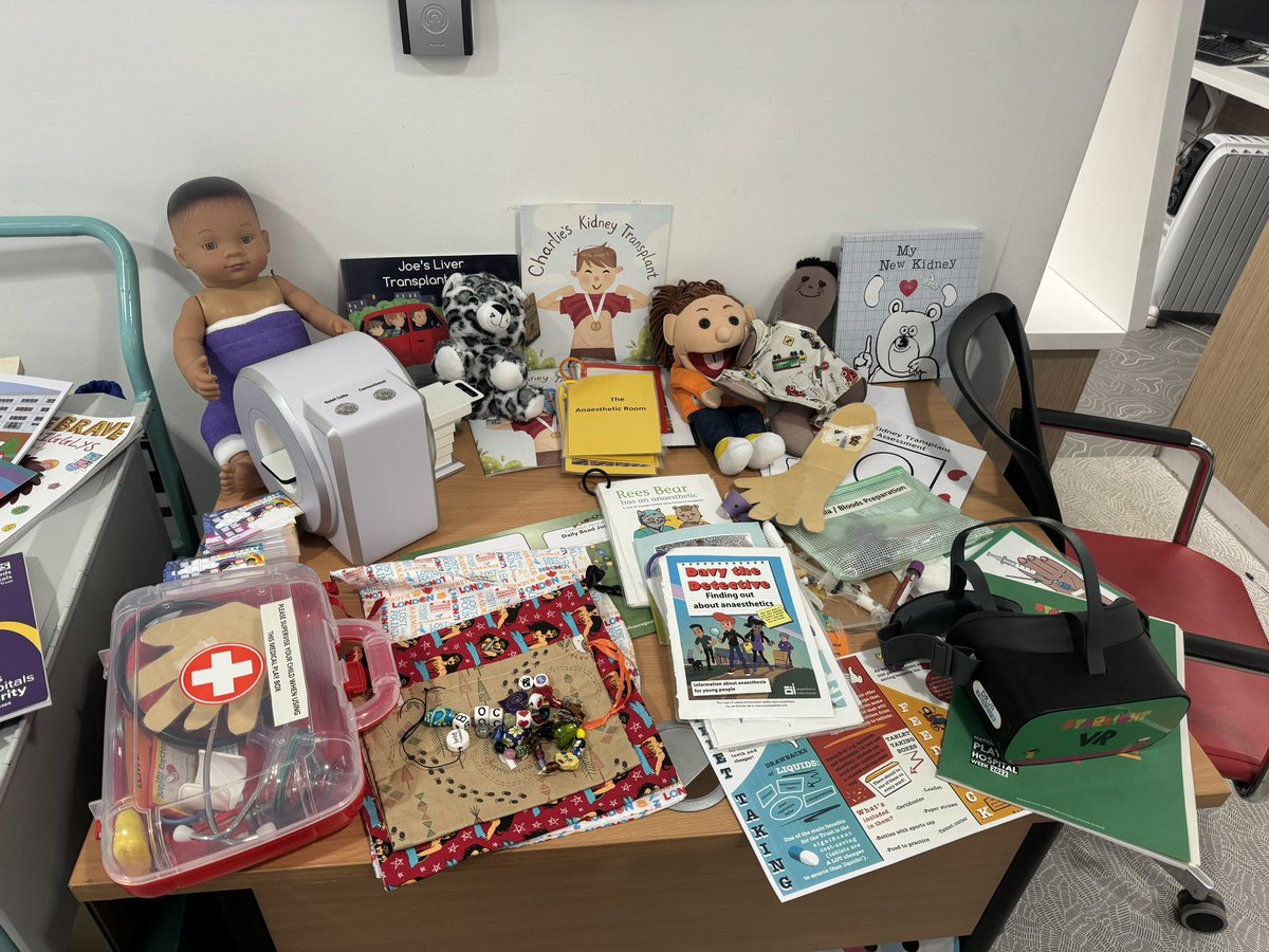 Ujala935523512's tweet image. The Leeds nursing recruitment event organised by @Leeds_Childrens was fantastic! It was so informative and inspiring. I had such a great time learning and meeting new professionals 🎉 There are so many incredible options available for children nurses! #Oncology #StudentNurse