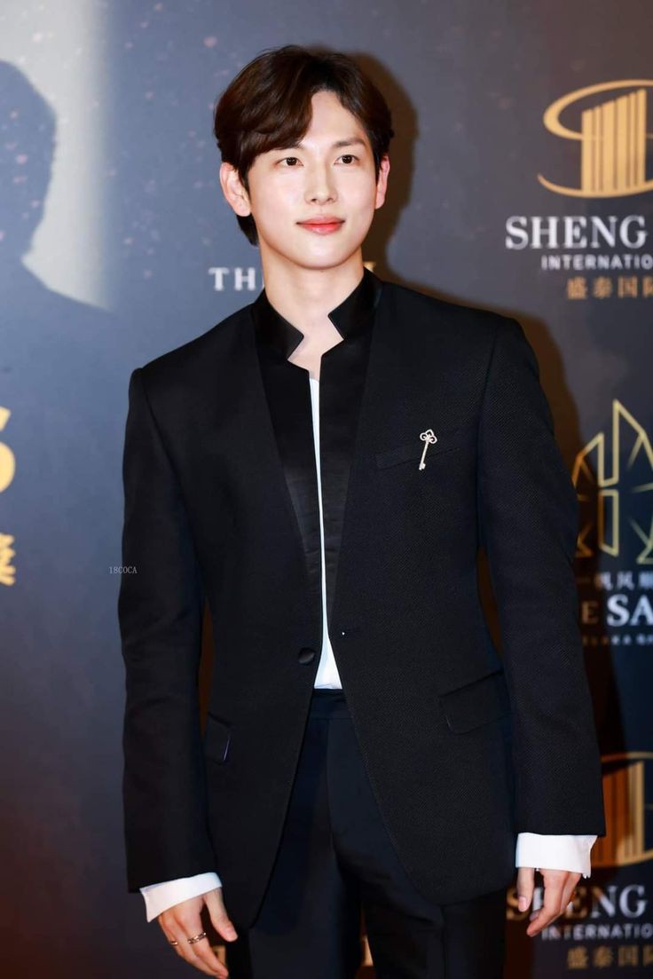 “Tion masih jauh dari kata sq yang sempurna. Untuk itu gua minta maaf atas segala kekurangan kami sebagai Regisseur. Maaf atas kesalahan yang kami perbuat baik sengaja dan ga sengaja. Duh, gua jadi makin mellow pengen mewek nih”