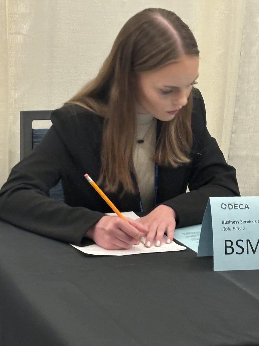 ColumbiaMODECA's tweet photo. DECA State competitors in action! #caccbest #cpsbest #modeca https://t.co/VK8w4Rp5kQ