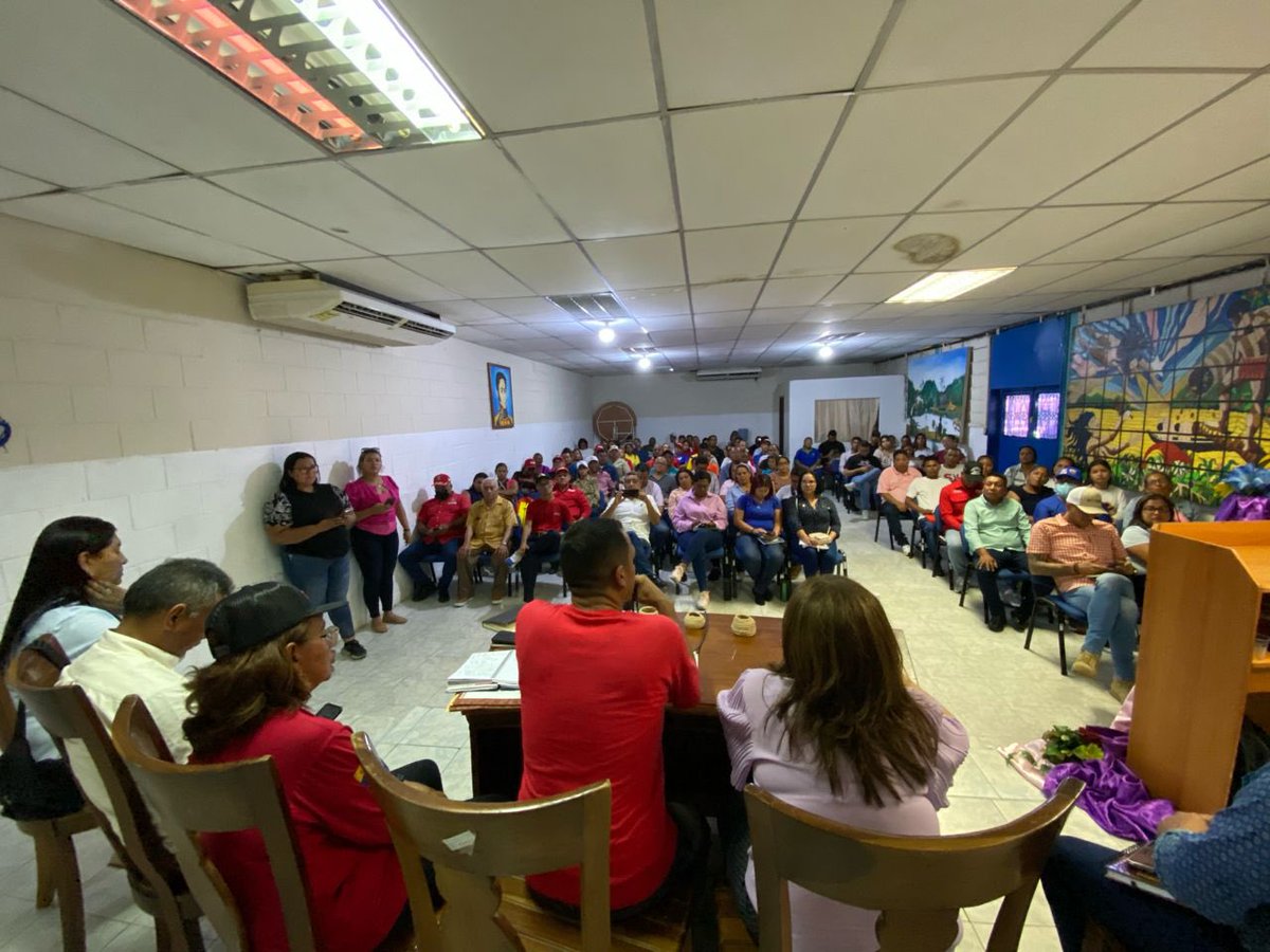 Las revolucionarias y revolucionarios estamos unidos construyendo las transformaciones de Venezuela // Sostuvimos tremenda reunión ampliada de trabajo con el PSUV y JPSUV del estado #DeltaAmacuro. ¡Vamos Pa’lante! 

 #PatriaAmadaVenezuela

<a href="/NicolasMaduro/">Nicolás Maduro</a>