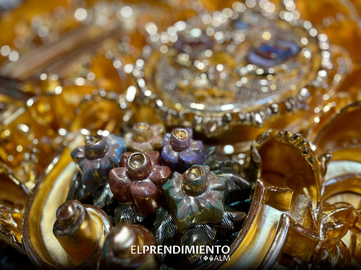 PrendimientoAlm's tweet photo. 📸 La nueva fase de dorado del paso de misterio de Ntro. Padre Jesús en su Prendimiento, ya es una realidad.

Aquí os dejamos los primeros detalles de dorado y policromía del respiradero frontal del paso, que hoy llegaba desde el taller de Enrique Castellanos.

#elPrendimiento24 https://t.co/EEYC7GUHzy
