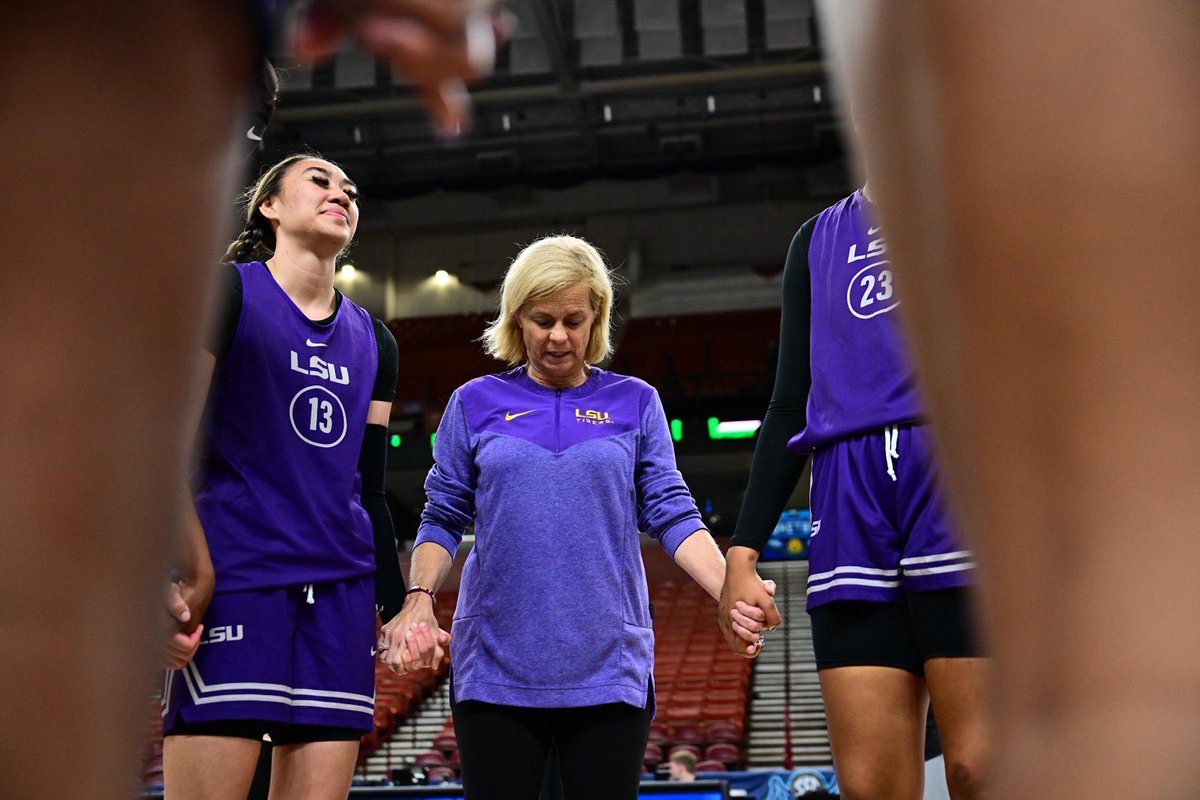 LSUwbkb's tweet photo. Ready for some Saturday evening basketball tonight 🏀 https://t.co/scBstMlile