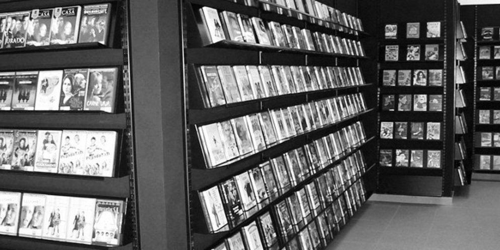 InstantVintage_'s tweet photo. Dans les années 80-90, la phrase du samedi soir, c'était : "on passe au vidéoclub prendre une cassette ?"
Il y avait deux teams, ceux qui avaient la carte de membre et ceux qui comme moi, prenaient un film à la séance.
Vous étiez quelle team ? https://t.co/y2GYrbb1l6