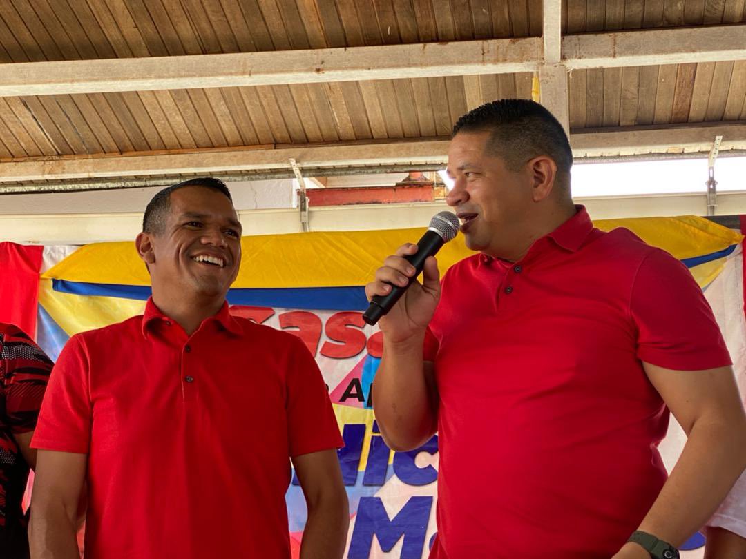 Seguimos en #DeltaAmacuro acompañando las asambleas del Partido de Chávez // Que grande es nuestro pueblo, se reúne y define en asamblea por unanimidad la candidatura de nuestro Presidente <a href="/NicolasMaduro/">Nicolás Maduro</a>. ¡En Casacoima, Vamos con todo! 

 #LoQueDiganLasBases