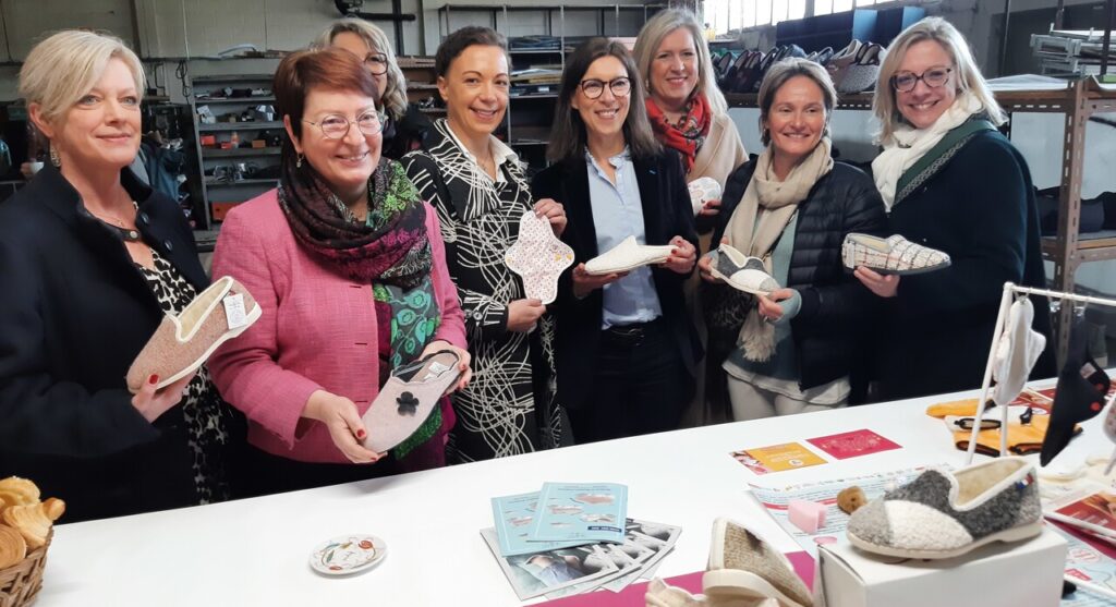 BasseCourFr's tweet photo. "Annelise Morin, de Plastigom, fait un pas audacieux en plaçant le 'fabriqué en France' au cœur de la fabrication de chaussons à Champagné. Une belle initiative locale! 👏 #AnneliseMorin #Plastigom #MadeInFrance #Chaussures" https://t.co/pSPi3FLHD5