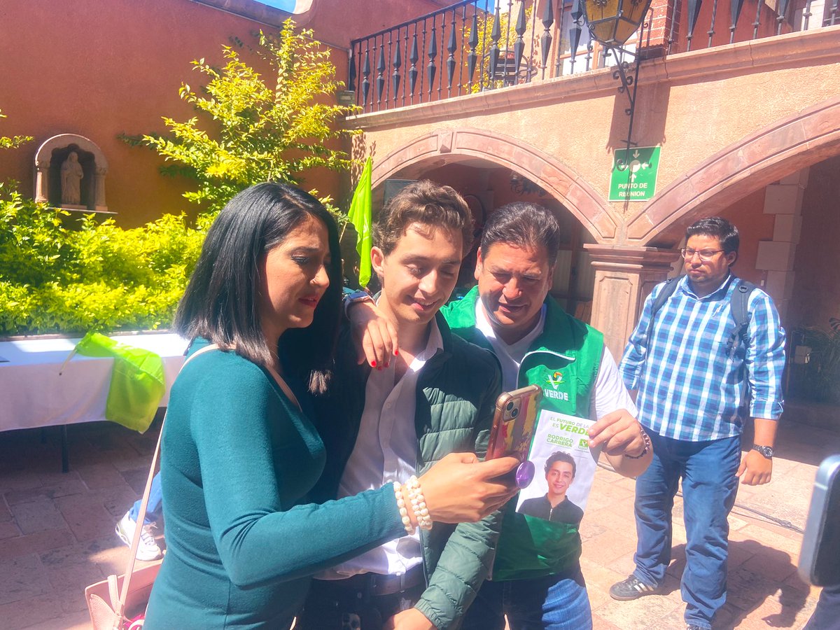 hector_sinecio's tweet photo. #MONITOR El dirigente del @partidoverdemex @astudilloqro y la candidata a Senadora @gabyarguelless le dieron su respaldo a #RodrigoCarrera el candidato más joven de la elección federal que compite por el Distrito III. #VisionVerde #LaCuatroTTambienEsVerde https://t.co/klTJmR304P