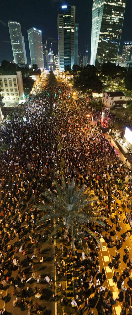 #TelAviv right now: Tens of thousands of Israelis are back on the streets tonight calling for the immediate ousting of #Netanyahu and his corrupt, inept, and extremist govt. 🇮🇱 #Gaza