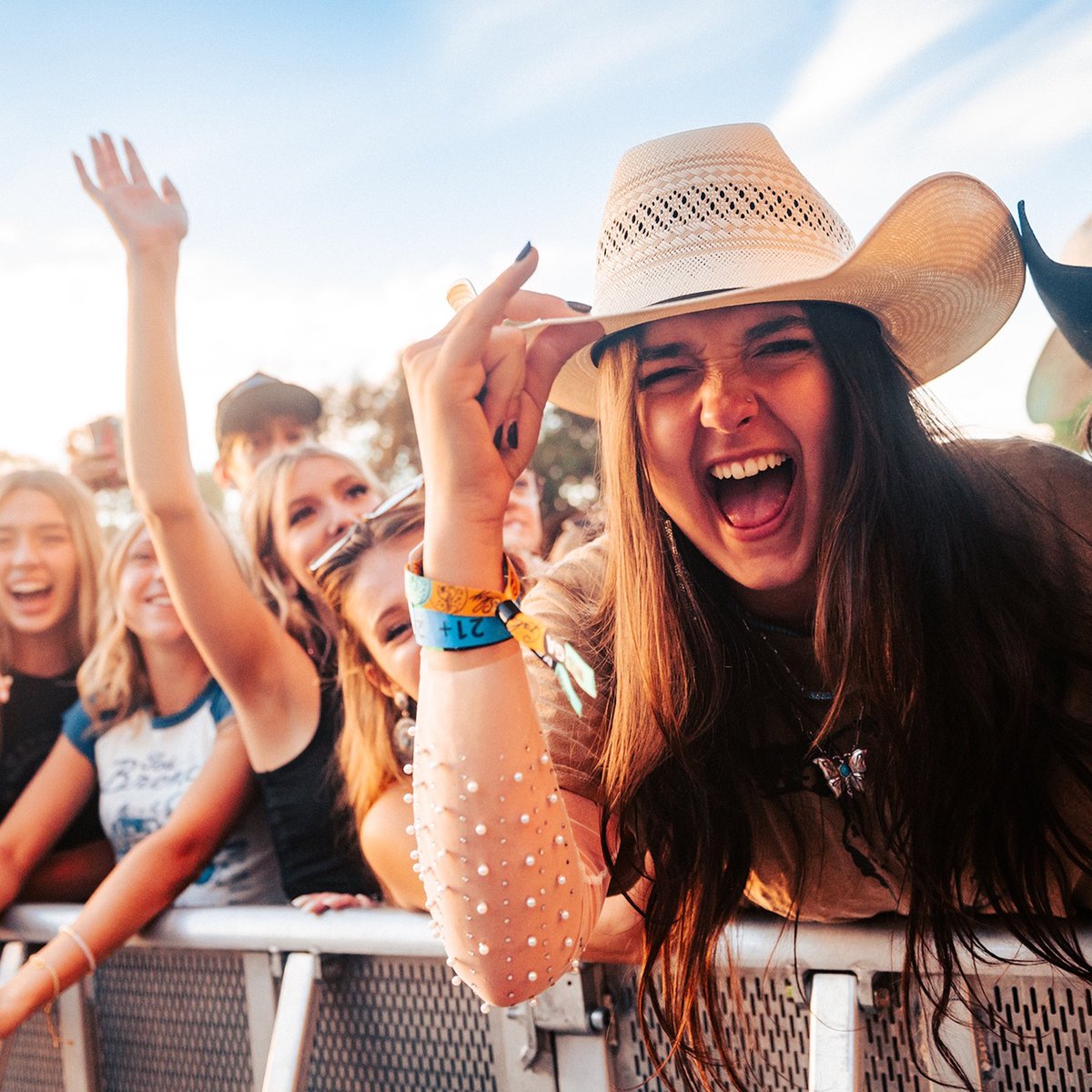 GoldenSky’s Saturday is looking beautiful! 🎶 Get ready for a day filled with unforgettable performances from @ThomasRhett, @RileyGreenMusic, @GabbyBarrett_, and a lineup of stellar acts guaranteed to leave you wanting more. Don’t let this chance slip away! Secure your…