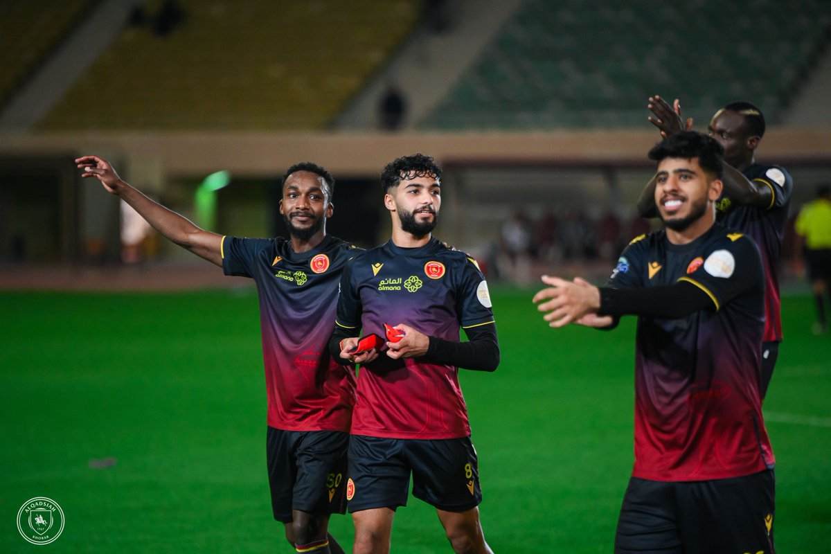 Alqadsiah's tweet photo. أجاذبك الهوى وأطرب وأغنّي ❤️🎵 

#القادسية_الخلود | #دوري_يلو https://t.co/RXr3X4bEFE