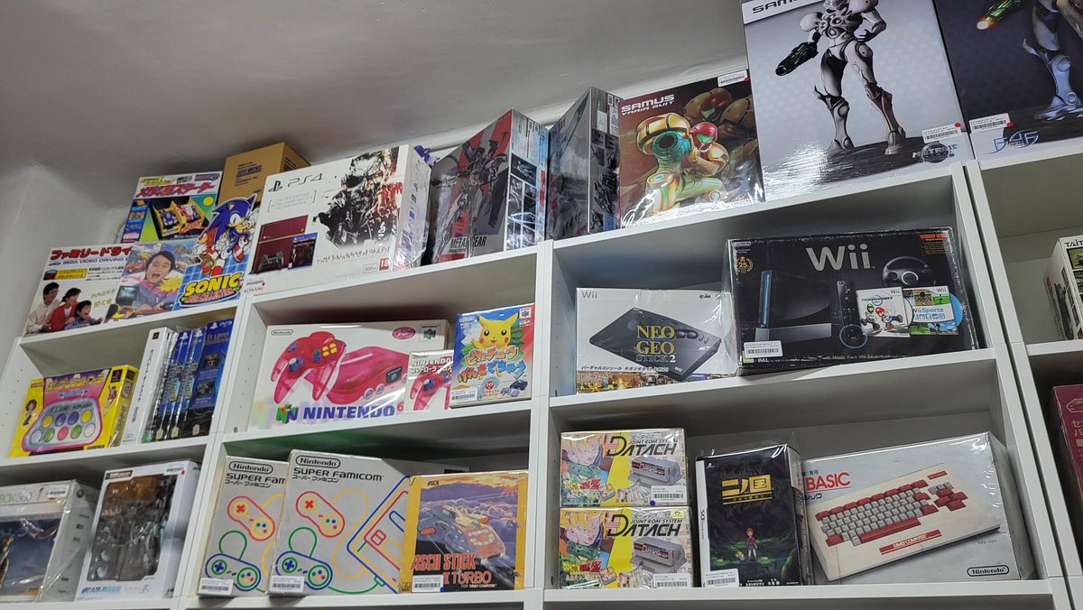 16BitsEra's tweet photo. Segundo día en Barcelona repleto de anécdotas, buenas tiendas, gente y muchas sorpresas. La ciudad está preparadísima para la nueva edición de #Retrobarcelona, hemos visto tiendas con muchisimo material, y cosas a buen precio, y locuras que os van a dejar rotos en videos futuros! https://t.co/fyR9YdySCj