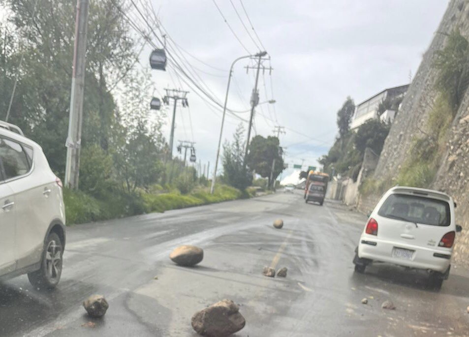 LaTrafico's tweet photo. Al manejar ten presente que desde los cerros se deslizan rocas 🪨 Mucha Precaución ⛔️ Pic a la altura de la Casa De Gobierno en San Jorge https://t.co/yoQnOq3qHJ