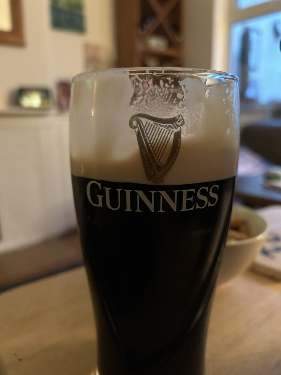likemindedfree1's tweet image. Home from work in time for the second half of #ENGvsIRE #Rugby and pour my first @GuinnessGB #Nitrosurge #GuinnessChallenge #Ooosshhh #Bosh