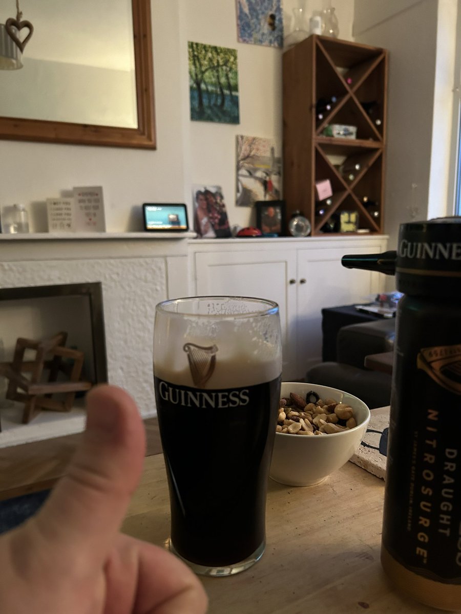 likemindedfree1's tweet image. Home from work in time for the second half of #ENGvsIRE #Rugby and pour my first @GuinnessGB #Nitrosurge #GuinnessChallenge #Ooosshhh #Bosh