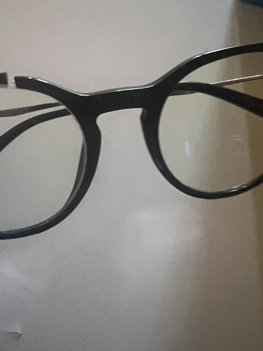 lizzethbren's tweet photo. Llevo tiempo usando lentes, hace un año cambié de armazón y le compré unos @LEVIS y a la semana se rompieron, los cambiaron y dos semanas después otra vez rotos. 
Y hoy nuevamente roto el armazón.

Levi’s debería seguir haciendo pantalones, no lentes 🤓 🚫 https://t.co/dqFB0xw70E