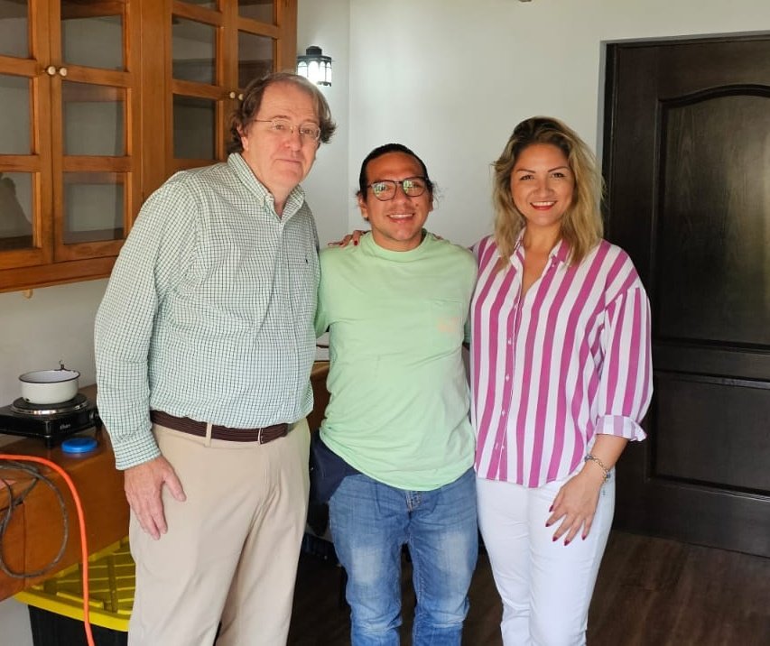 Oswaldo1488's tweet photo. Abro hilo para contarles de mi experiencia con el Ocularista gringo Michael O. Hughes de la "Clínica de Ojos Artificiales Plásticos Personalizados de El Salvador"  quién será el encargado de hacerme mi prótesis ocular personalizada. 🙌 https://t.co/o9imRLHtMG