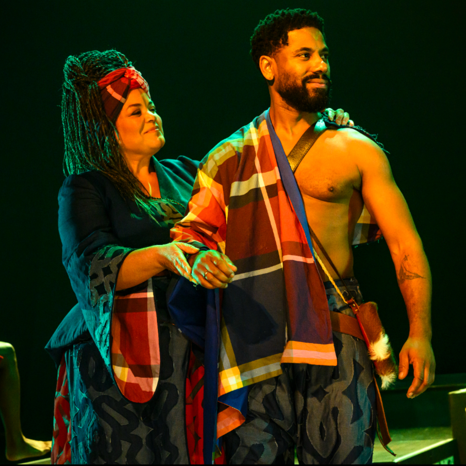 Wist je dat...Boni de Musical naast krachtige personages en verhalende nummers ook typisch Surinaamse elementen en symboliek bevat? Zo zijn 𝗛𝗲𝘁 𝗔𝗳𝗮𝗸𝗮-𝘀𝗰𝗵𝗿𝗶𝗳𝘁, 𝗧𝗲𝗺𝗯𝗲 𝗔𝗿𝘁 en 𝗣𝗮𝗻𝗴𝗶 verwerkt in de kostuums. 

#BonideMuscial #KoniklijkTheaterCarré