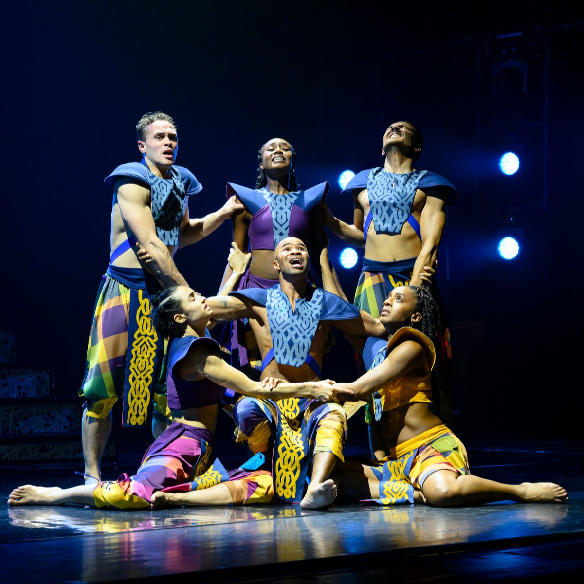 theatercarre's tweet photo. Wist je dat...Boni de Musical naast krachtige personages en verhalende nummers ook typisch Surinaamse elementen en symboliek bevat? Zo zijn 𝗛𝗲𝘁 𝗔𝗳𝗮𝗸𝗮-𝘀𝗰𝗵𝗿𝗶𝗳𝘁, 𝗧𝗲𝗺𝗯𝗲 𝗔𝗿𝘁 en 𝗣𝗮𝗻𝗴𝗶 verwerkt in de kostuums. 

#BonideMuscial #KoniklijkTheaterCarré https://t.co/kZTPPXDx9v