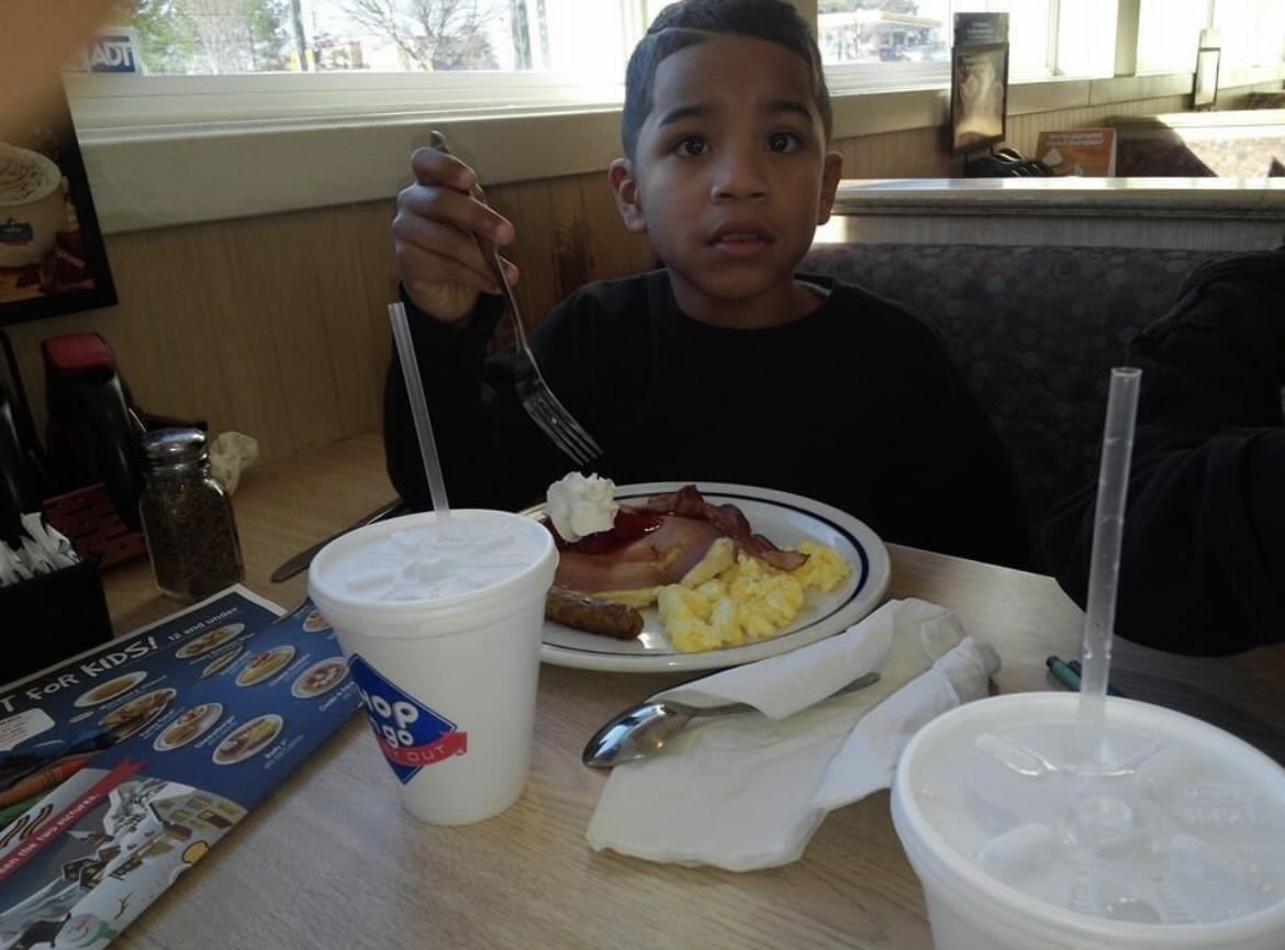 _PitchSwingCurv's tweet photo. & 1 thing my boy was gone do is eat 😂😂. Greedy asf fr 😂🥹💔. It’s FORVER YOU!! #LLNas https://t.co/6zHXSVtXos