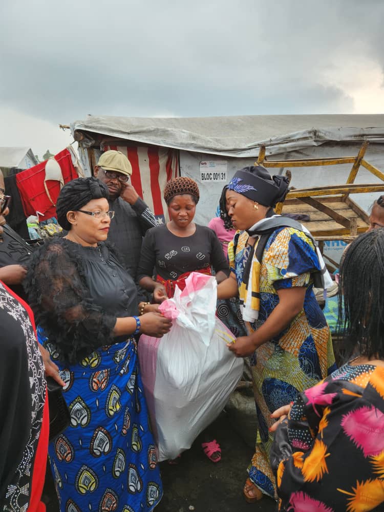 acprdcongo's tweet photo. #RDC:Plus de 2000 déplacés de guerre et plusieurs autres vulnérables installés au site #Bushagara dans le territoire de #Nyirangongo, au Nord-Kivu, dans l'est de la République démocratique du Congo ont bénéficié samedi de l'assistance du gouvernement par le biais du ministère du Genre, famille et enfant, a-t-on appris de source officielle.
"Je suis venue voir les réalités de ce que j'ai entendu quand j'étais à #Kinshasa. Nous entendons qu'il y a des territoires qui sont attaqués. Présentement, je suis là, j'ai vécu ça. C'est vraiment pitoyable en voyant dans une case une jeune fille de 12 ans seule qui vous dit qu'on a tué son frère, sa mère (...) c'est horrible", a témoigné Mireille Masangu, ministre du Genre, pendant la remise aux déplacés de guerre des kits de résilience composés notamment des bâches, pagnes, babouches, matelas, vêtements et sceaux en plastiques.