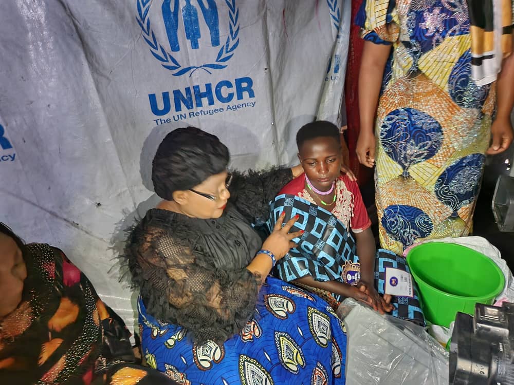 acprdcongo's tweet photo. #RDC:Plus de 2000 déplacés de guerre et plusieurs autres vulnérables installés au site #Bushagara dans le territoire de #Nyirangongo, au Nord-Kivu, dans l'est de la République démocratique du Congo ont bénéficié samedi de l'assistance du gouvernement par le biais du ministère du Genre, famille et enfant, a-t-on appris de source officielle.
"Je suis venue voir les réalités de ce que j'ai entendu quand j'étais à #Kinshasa. Nous entendons qu'il y a des territoires qui sont attaqués. Présentement, je suis là, j'ai vécu ça. C'est vraiment pitoyable en voyant dans une case une jeune fille de 12 ans seule qui vous dit qu'on a tué son frère, sa mère (...) c'est horrible", a témoigné Mireille Masangu, ministre du Genre, pendant la remise aux déplacés de guerre des kits de résilience composés notamment des bâches, pagnes, babouches, matelas, vêtements et sceaux en plastiques.