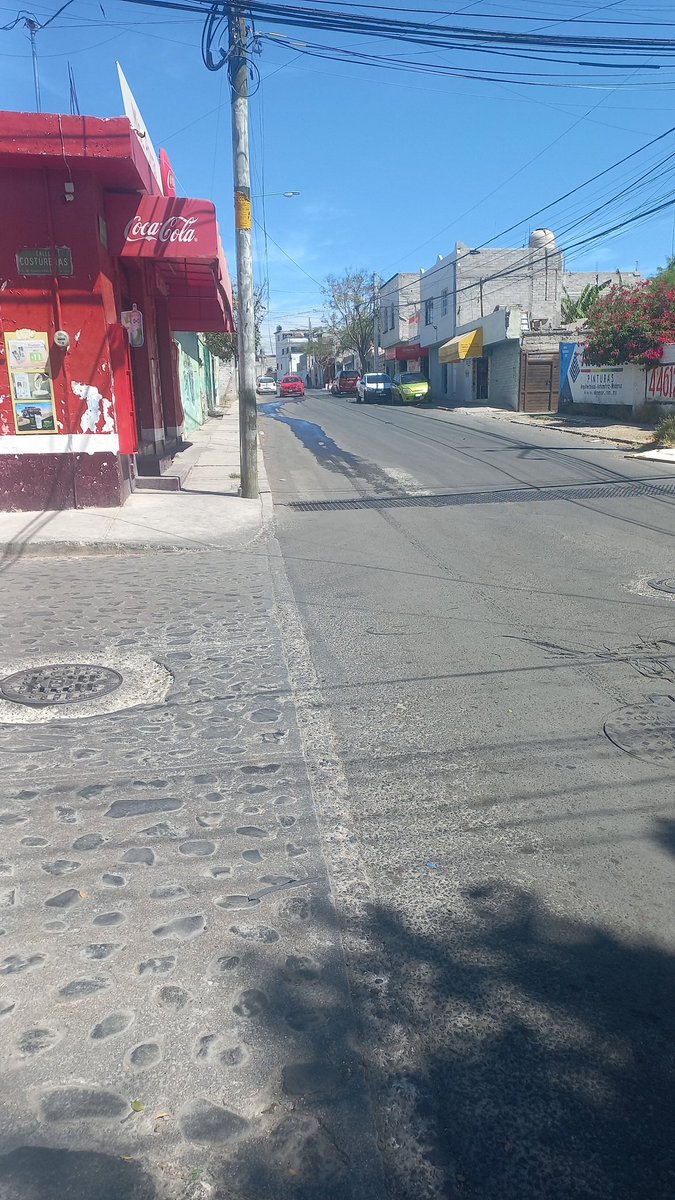 queretana70's tweet photo. @makugo
@gobqro
Viendo que se intercambiaron los encargos y ahora ustedes se dedican a hacer el trabajo qué @Luis_vegaricoy y la @cea_qro no hacen, les encargo estas 3 fugas de agua potable en calle Comerciantes y otra en Panaderos #SanPedritoPeñuelas
Ya existe reporte https://t.co/pIYEGxRQaQ