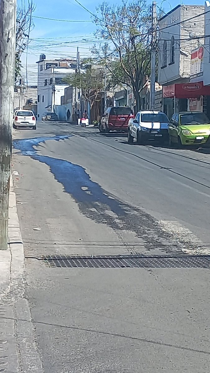 queretana70's tweet photo. @makugo
@gobqro
Viendo que se intercambiaron los encargos y ahora ustedes se dedican a hacer el trabajo qué @Luis_vegaricoy y la @cea_qro no hacen, les encargo estas 3 fugas de agua potable en calle Comerciantes y otra en Panaderos #SanPedritoPeñuelas
Ya existe reporte https://t.co/pIYEGxRQaQ