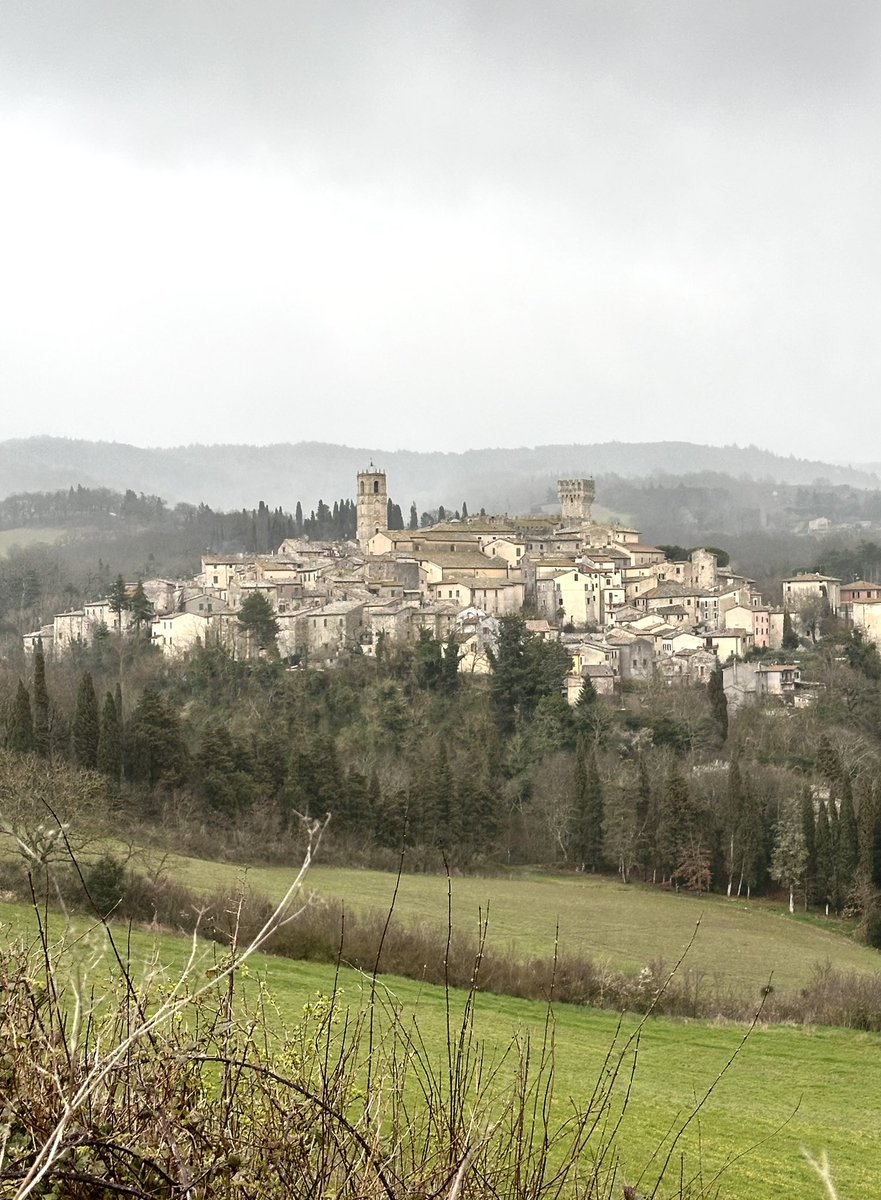 GallozziMrita's tweet photo. “…Di certi paesini, dove il tempo si è fermato….”
Oggi in Val d’Orcia
#valdorcia #sancascianodeibagni #cielogrigio https://t.co/uTZYB4vGES