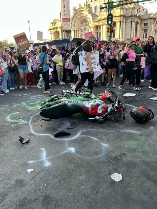 Busco al due&ntilde;o de esta Moto , para pagarle los da&ntilde;os de la misma , el martes estar&eacute; en CDMX , que marca<a href="/tag/cdmx"class="tags"><span>#cdmx</span></a><a href="/tag/marcha"class="tags"><span>#marcha</span></a><a href="/tag/8demarzo"class="tags"><span>#8demarzo</span></a><a href="/tag/azucaralejandra"class="tags"><span>#azucaralejandra</span></a><a href="/tag/feminazis"class="tags"><span>#feminazis</span></a>