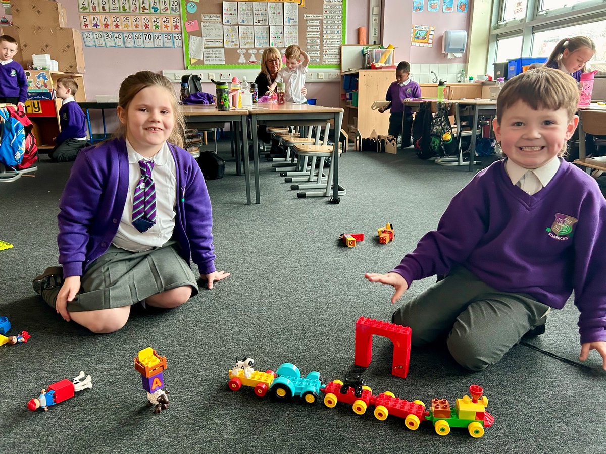 MrsP_StM's tweet photo. P2a demonstrated amazing creativity 🧑‍🎨, determination 💪 &amp; teamwork 👫 during our #Article29 Construction Masterclass 🧱 #GoldForGoldAtStMonicas @StMonicaMilton @Educ8ingInHeels https://t.co/bUVOqBFaVm