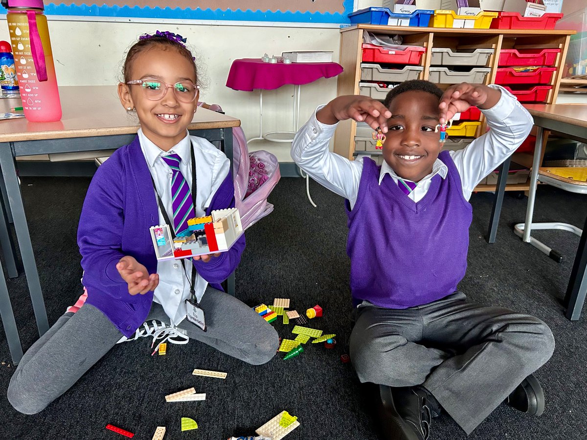 MrsP_StM's tweet photo. P2a demonstrated amazing creativity 🧑‍🎨, determination 💪 &amp; teamwork 👫 during our #Article29 Construction Masterclass 🧱 #GoldForGoldAtStMonicas @StMonicaMilton @Educ8ingInHeels https://t.co/bUVOqBFaVm