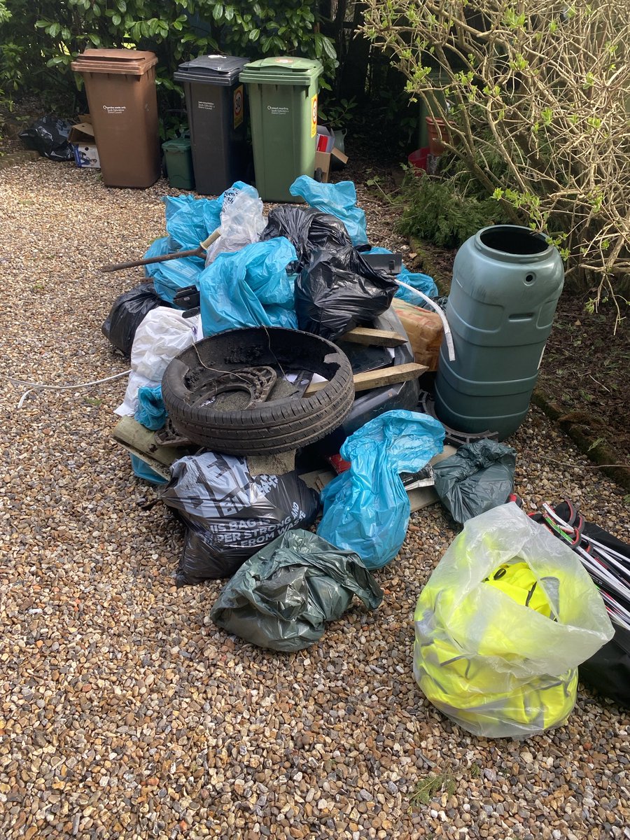 ⁦<a href="/cleanupbritain/">Clean Up Britain</a>⁩ 20 sacks and half a car litter picked by Rotherfield Greys litter pickers today. Well done everyone.