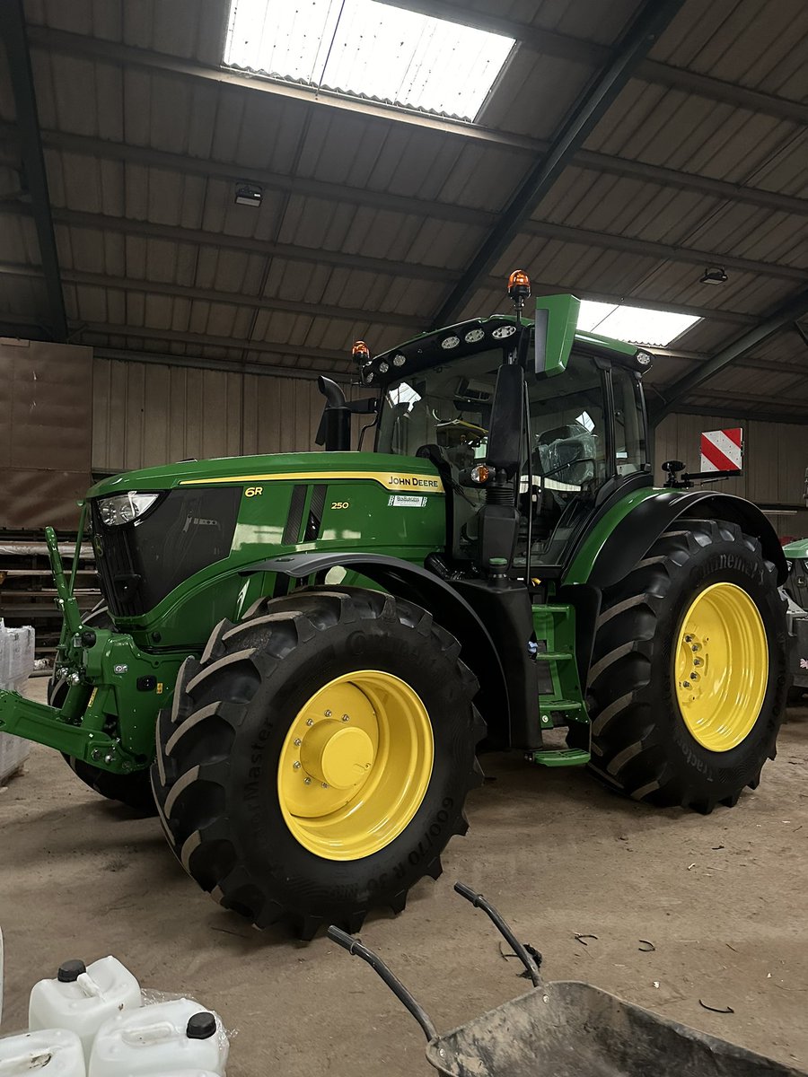 New tractor day many thanks to <a href="/MurleyRocky/">Rocky Murley</a> and <a href="/BenBurgessAg/">Ben Burgess</a> hopefully serves us well
