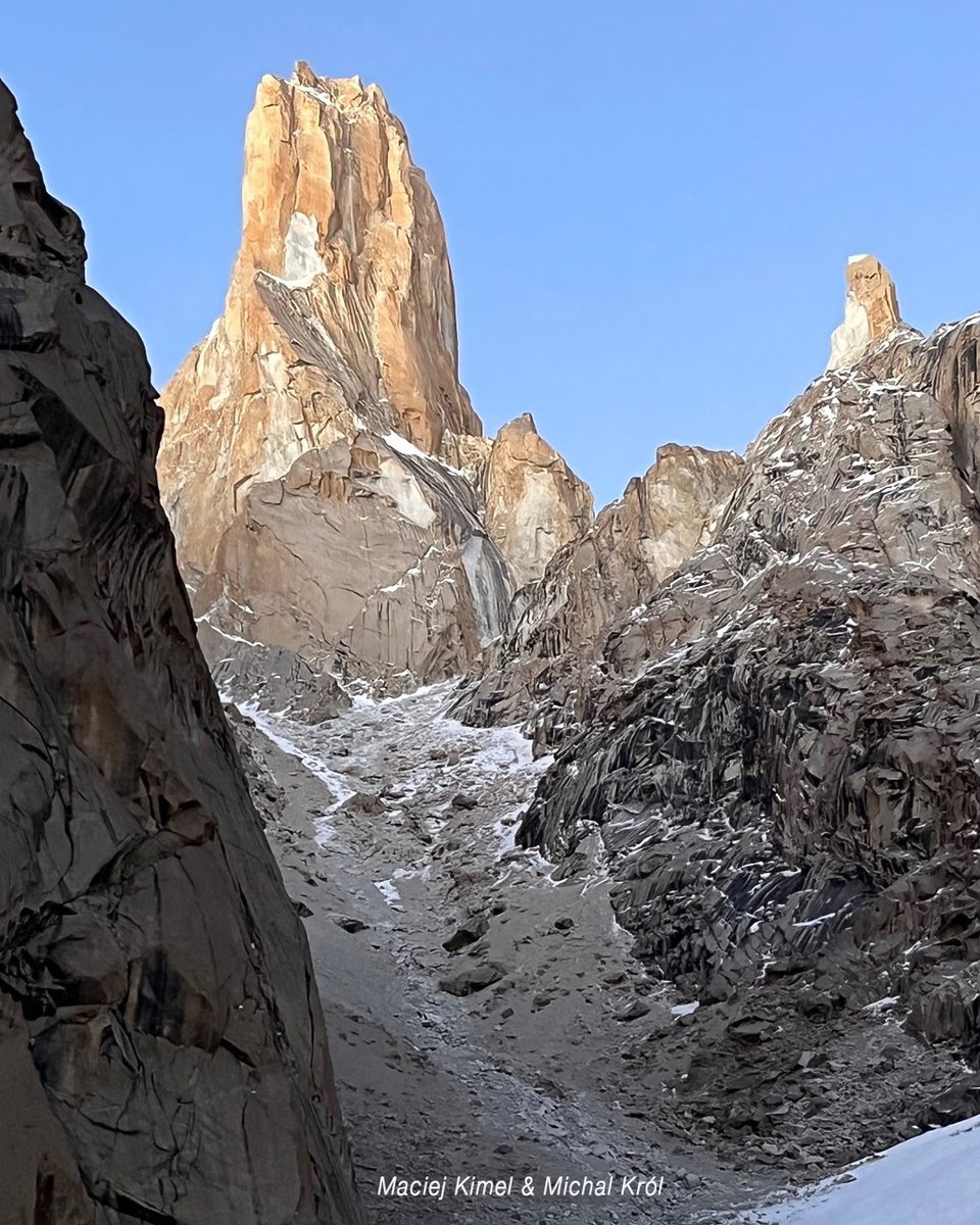 CarlosGarranzo's tweet photo. TRANGO TOWER WINTER 2024 - MK, Tremendo el relato de los escaladores‼️

A primeros de febrero Maciej Kimel y Michal Krol ✈️ a Pakistan para intentar el 1er pase de invierno de la Ruta Británica, 1100m, dif VI 5.10 A2, en la #TrangoTower

Con Janusz Gołąb, ya lo intentaron en 2022 https://t.co/WLSLpXN1ZF