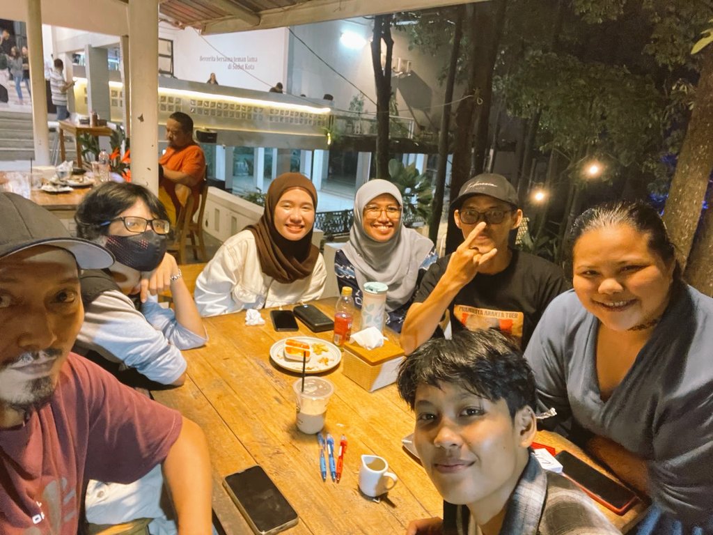 hoakiau_13's tweet photo. Kerja literasi di ujung galaksi, selamat beristirahat kawan 🤝🏽
#WarungBaca
#BBSB https://t.co/w1JTSmwa5t