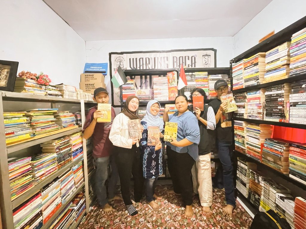 hoakiau_13's tweet photo. Kerja literasi di ujung galaksi, selamat beristirahat kawan 🤝🏽
#WarungBaca
#BBSB https://t.co/w1JTSmwa5t