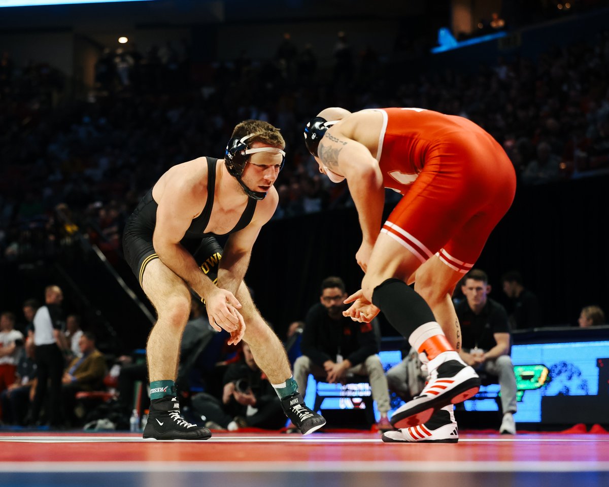 Hawks_Wrestling's tweet photo. Franek ➡️ Semifinals

157 QF | Jared Franek dec. Peyton Robb (Nebraska), 7-3

#Hawkeyes https://t.co/LvmF1R15Zc