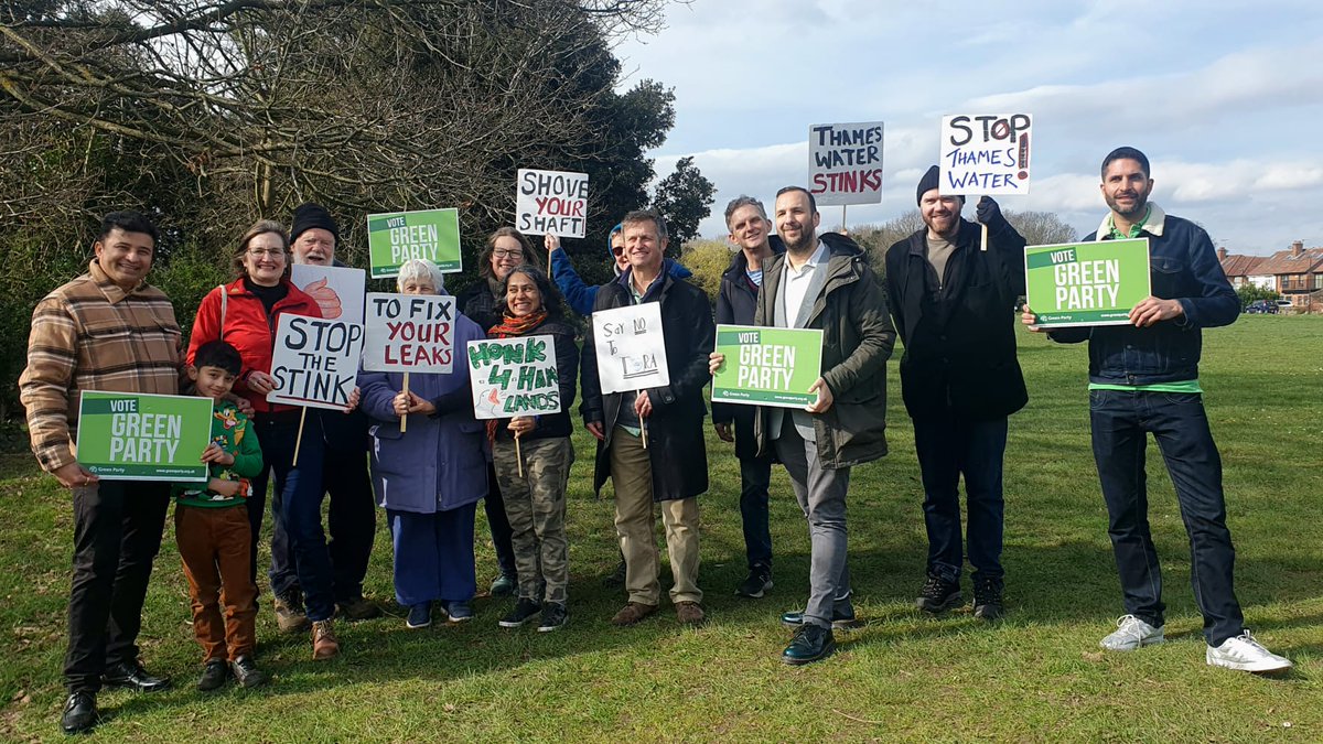 Green Party deputy leader @ZackPolanski was in Ham today to meet and listen to local people  campaigning against the ridiculous Thames Water abstraction scheme. A really impressive turnout, including @RTGreenParty and @KingstonGreens members in this photo. #stopthestink !!