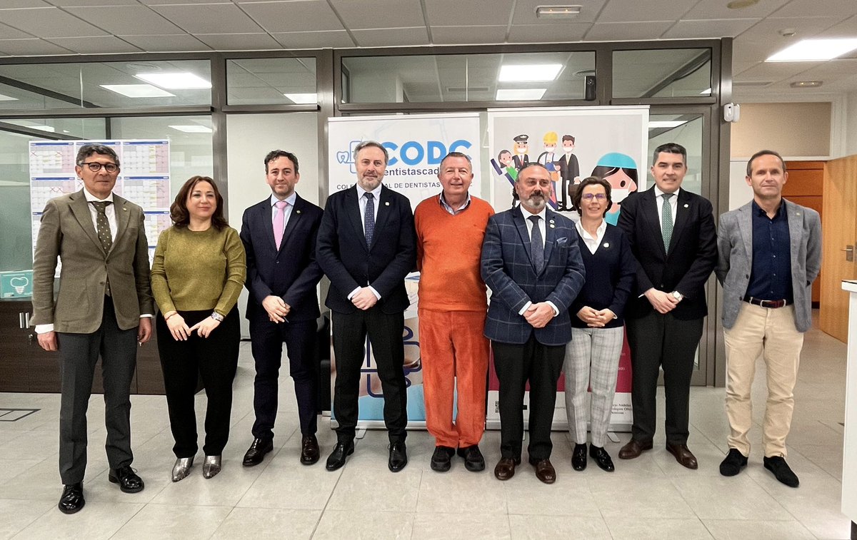 codealmeria's tweet image. Ayer asistimos a la reunión del @consejoandaluzdentistas en Cádiz, firmamos en su libro honorífico y, a su vez, celebramos el Día de la Mujer ❤️

#dentistasalmeria #codeal #consejoandaluzdentistas #diadelamujer
