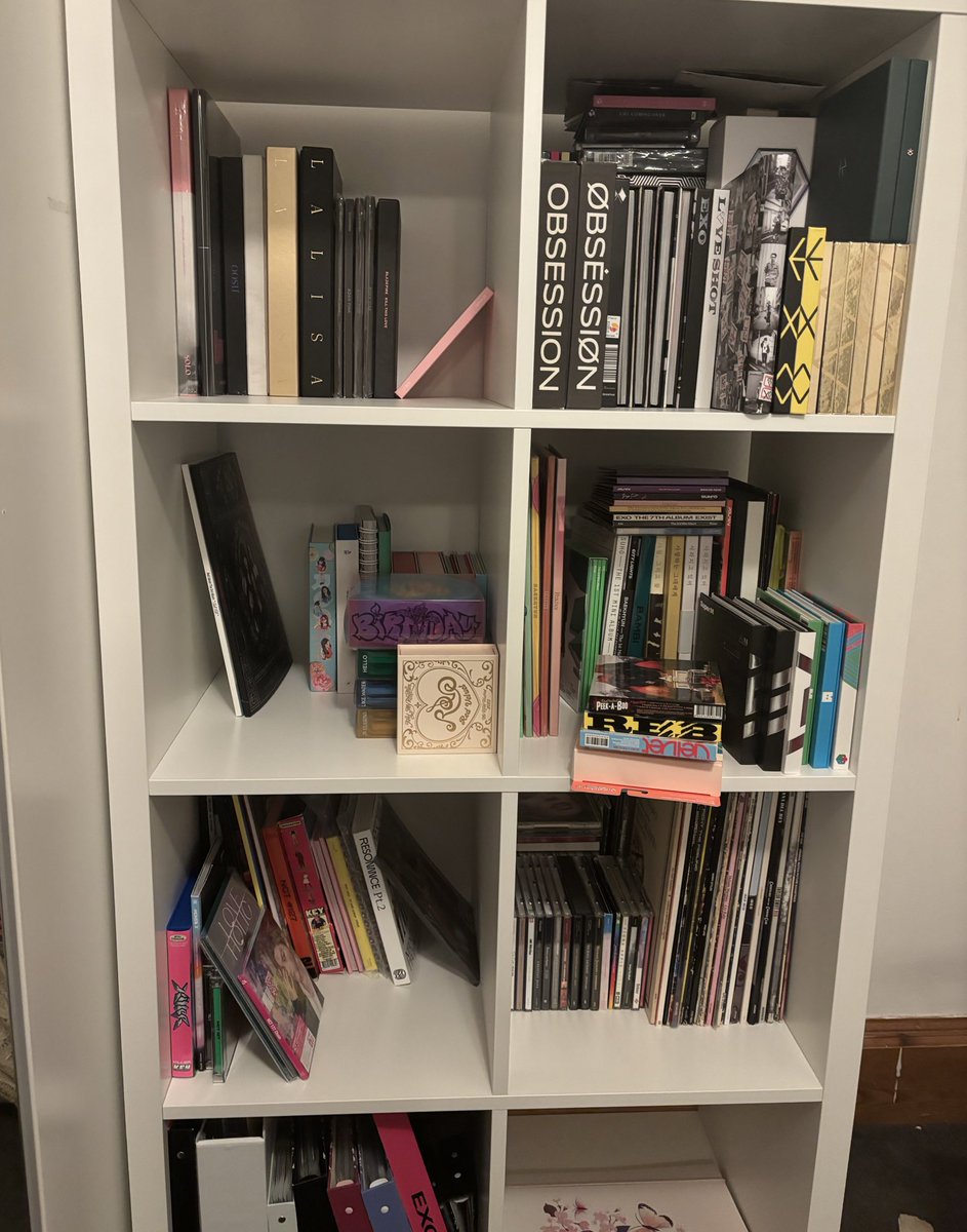 cinnamoryeol's tweet image. got a new shelf yesterday… but i hate organising ☹️ 
see u all again in about 16 hours ✌🏼
