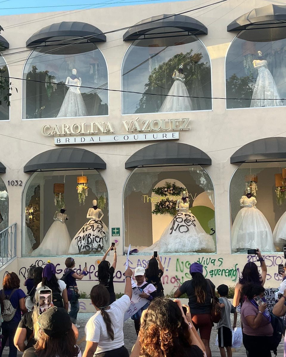 AlanMike's tweet photo. Me siento mal por la propietaria de esa tienda, pero esos vestidos intervenidos me parecen increíbles. Desde mi visión  artística de diseño, no se enojen (yo hago ropa y aprecio todas las expresiones sobre la misma) https://t.co/1pokGhXVaB